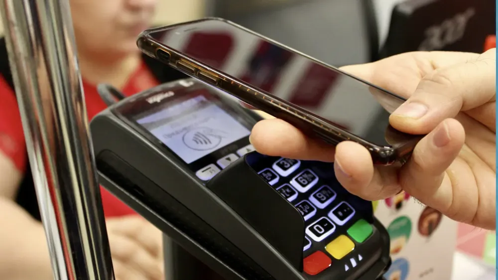 iPhone payment cashless.